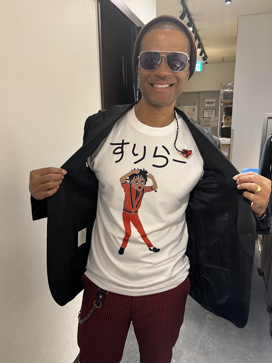 billboardlive_t's tweet image. 【#EricBenet】本日、東京公演最終日！1stステージ登壇直前のEricをキャッチしました📸
“すりらー”Tシャツでばっちりポーズを決めてくれたお茶目なEric、こちらは原宿の竹下通りで購入したそうです…🤫✨