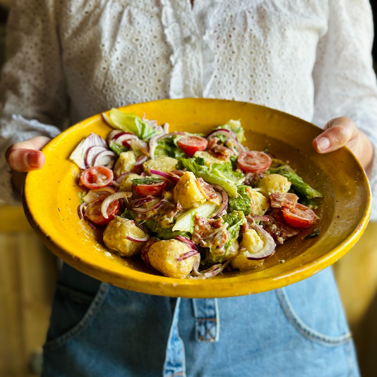 @ClodaghMcKenna’s take on a much-loved classic is an absolute staple for #NationalPicnicWeek! Try this #JerseyRoyal BLT salad made with a handful of fresh seasonal ingredients. Head to the link below for the recipe
bit.ly/461CXev
#SimplySeasonal