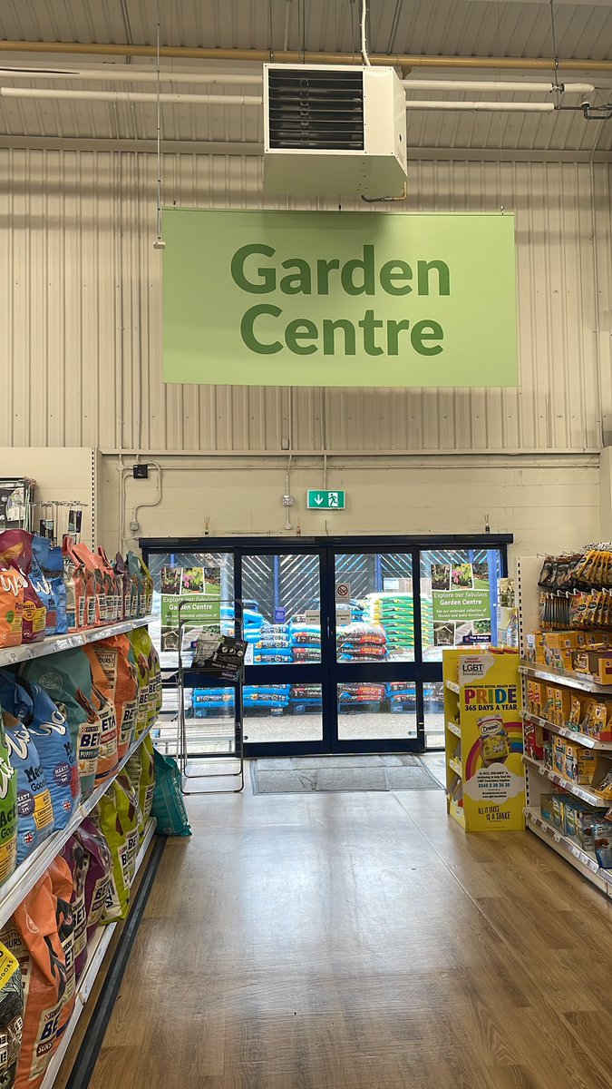 Hey @TheRangeUK waiting for my car to be serviced so dropped into your Aylesbury store as I’m a gardener. It’s a disgrace in your Garden Centre, the vast majority of plants for sale are dying away due to lack of watering. Need to step up - hook up a hose and I’ll do it 🤬