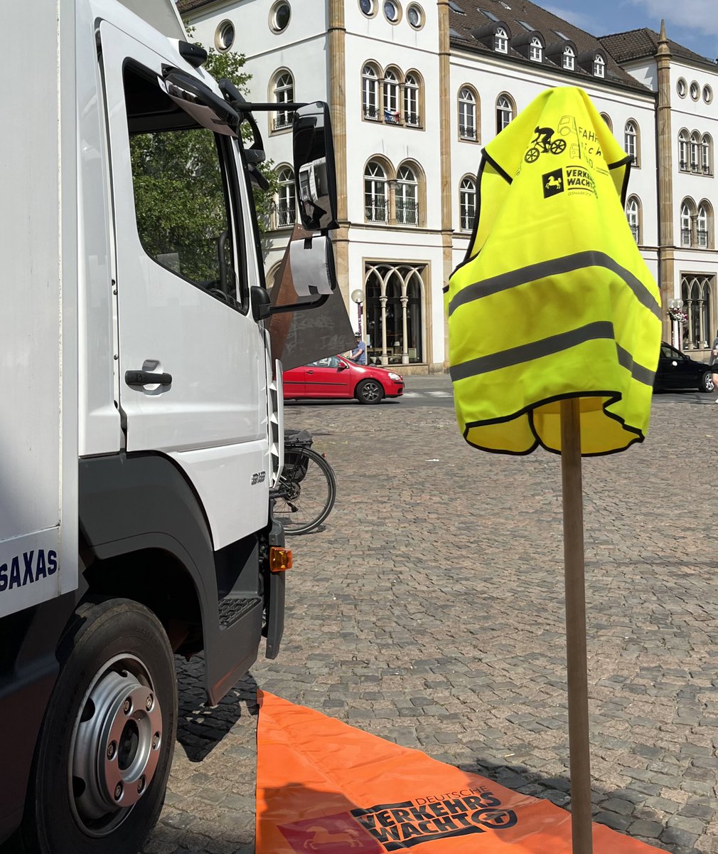 Was sollen diese Aktionen der #Verkehrswacht eigentlich beweisen, wenn gleich 2 Spiegel abgeklebt sind? Natürlich gibt es dann den Toten Winkel. Dann kann man auch gleich die Windschutzscheibe abkleben, um zu entschuldigen, dass abgelenkte LKW-Fahrer im Blindflug unterwegs sind.