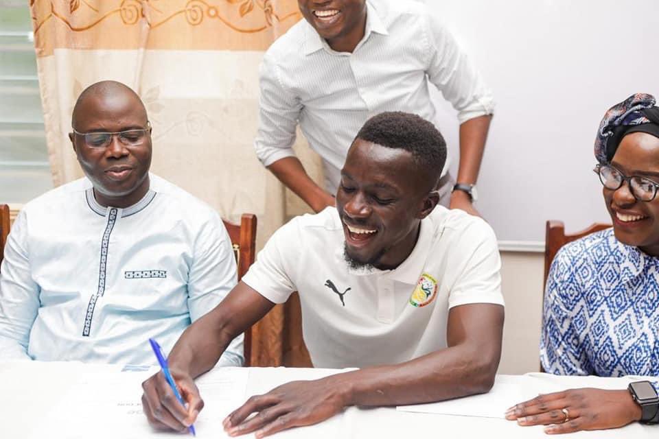 FootballBenin's tweet photo. 🏥🫶🏿 Quelques heures après l'arrivée de la délégation Sénégalaise au Bénin, @IGanaGueye s'est rendu au Centre National Hospitalier et Universitaire (CNHU-HKM) de Cotonou pour poser un acte magnifique.

Le champion d'Afrique Sénégalais a décidé de faire don de matériels médicaux pour la prise en charge des enfants atteints de VIH au Bénin. Un certificat de don a été signé à l'occasion, entre l'association ''For Hope'' et le Programme Santé de Lutte contre le Sida (PSLS). Des équipements médicaux de plusieurs millions de francs CFA seront acheminés dans les semaines à venir au Bénin, pour une prise en charge optimale des enfants atteints du VIH.