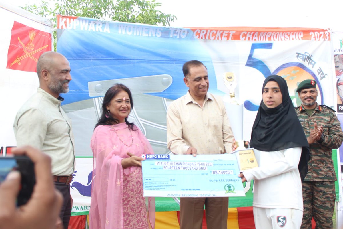 Jaffarhussian7's tweet photo. KUPWARA WOMEN'S T-10 CRICKET CHAMPIONSHIP SEASON III FINALS PLAYED AT GALIZOO #women cricketers in action. #CLX
#WomenEmpowerment
#KupwaraTerriers https://t.co/gUxHdzMSbI