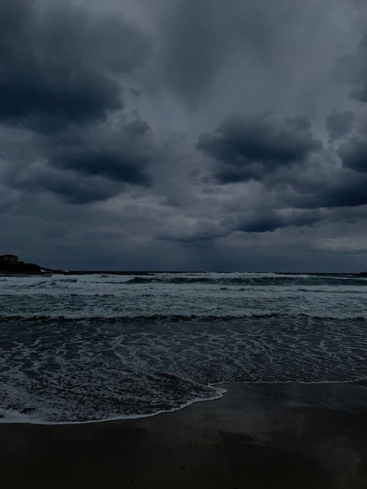 elemmiressoul's tweet photo. dark cloudy beach. https://t.co/KmLRP4sJw1