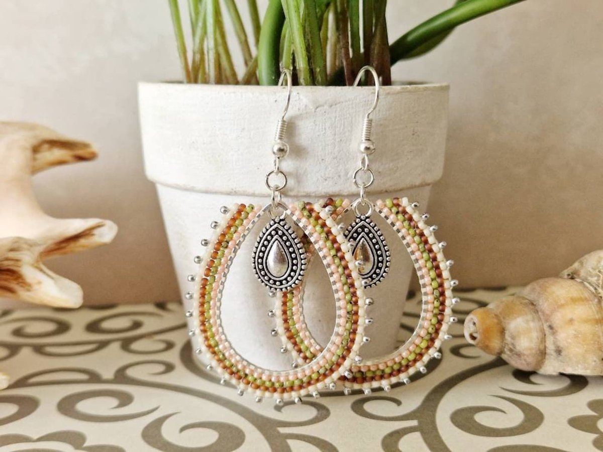 These pretty natural tones go with just about everything. But, if you'd like a more daring colour combo, please feel free to DM us to discuss ideas. We love getting creative with customers 

etsy.com/uk/listing/146…

#earrings #boho #handmade #ShopSmall #UKGiftHour #UKGiftAM