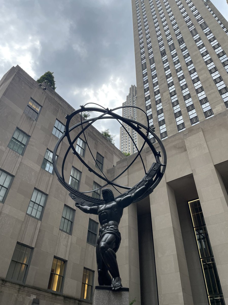 In Rockefeller Center! #vvmstodcny2023 <a href="/zjgalvan/">Dr. Zandra Jo Galván 🩷</a> <a href="/LCortezGUSD/">Laura Cortez</a> <a href="/VistaVerdeGrizz/">Vista Verde</a> <a href="/GUSDEdServices/">Greenfield Union SD</a>
