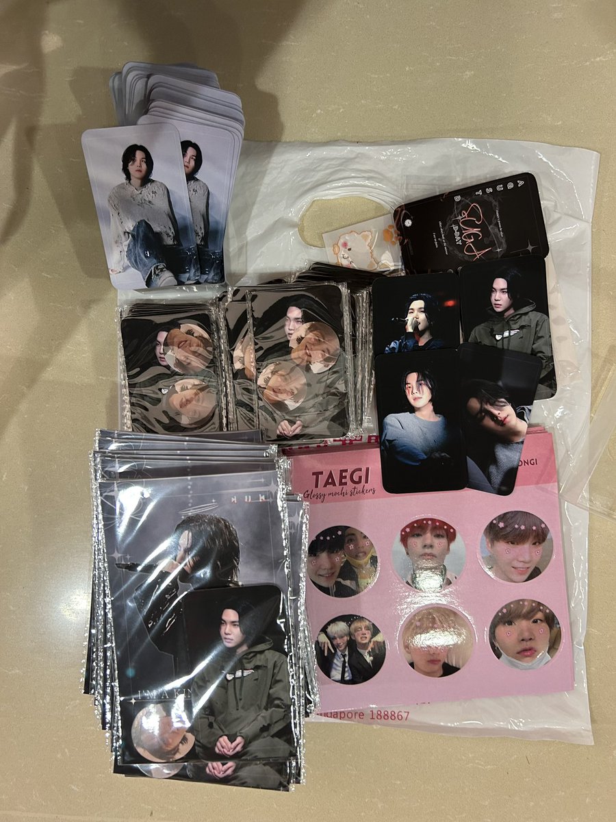 uyumilks's tweet photo. inside kallang wave mall, just follow &amp; RT for freebie!! 

#AgustD_Suga_Tour_in_Singapore https://t.co/I1oF7Ab2Wq