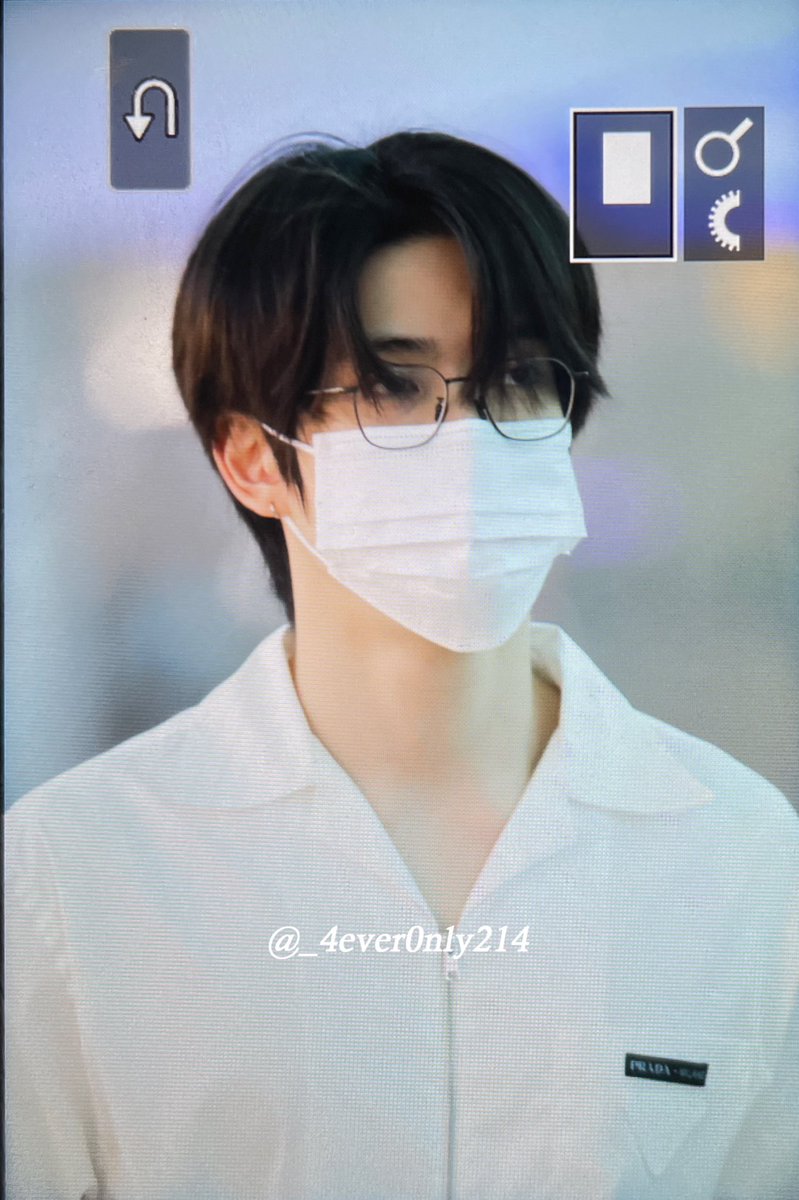 JJHLOOKS's tweet photo. jaehyun in specs 🤍 https://t.co/QjPEU7O1FS