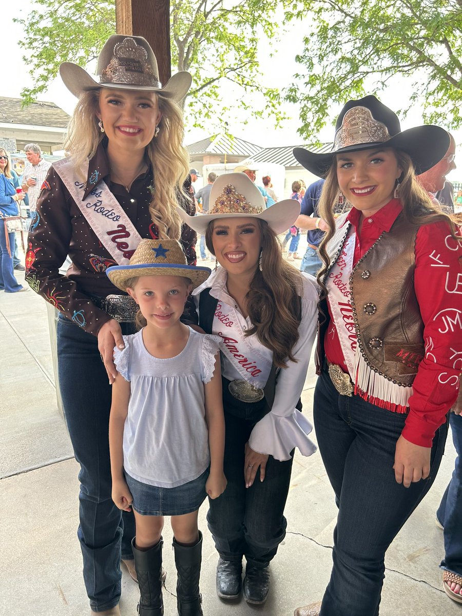 Growit_Keller's tweet photo. Kennedy’s first rodeo- ✅PRCA, ✅took part in the opening ceremony, ✅Pioneer VIP and of course “dad’s work is everywhere” @NEBRASKAlandDAY. #settingthebarhigh. https://t.co/xg55dSdyyn