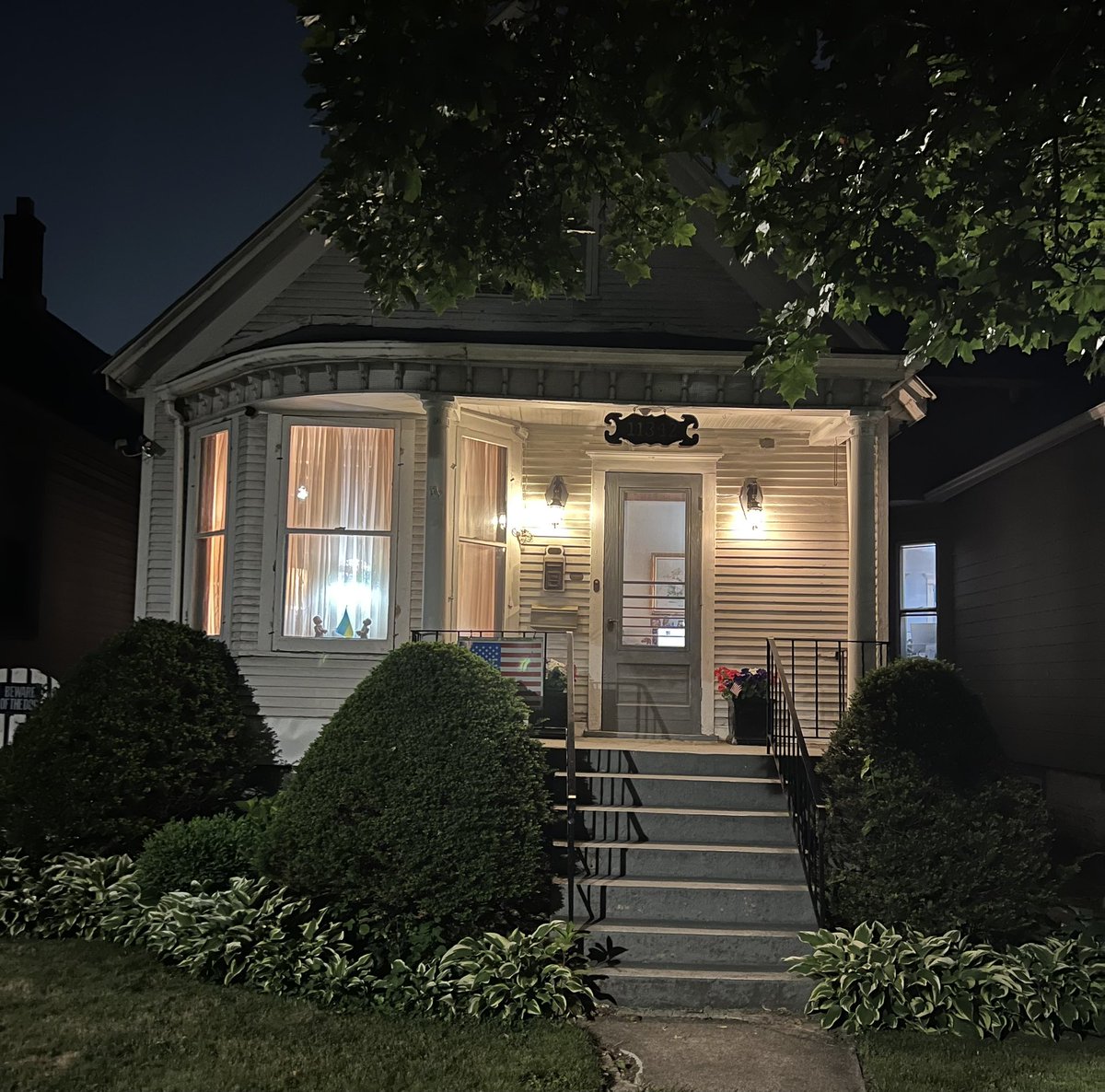 AlfonsoQuiroz's tweet photo. Good night from my parent’s little #WorkersCottage in #PullmanNationalHistoricalPark in #Chicago. #Pullman https://t.co/wm3MTK9QX5