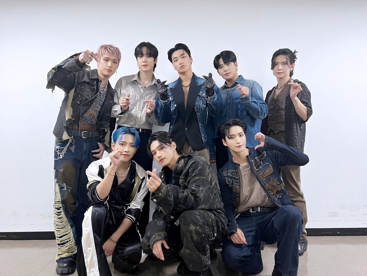 youtu.be/dALDGMthWB4 • First stop, Music Bank! Get ready to enjoy our unique vibes on everyone performance. 청양고추 vibe!!