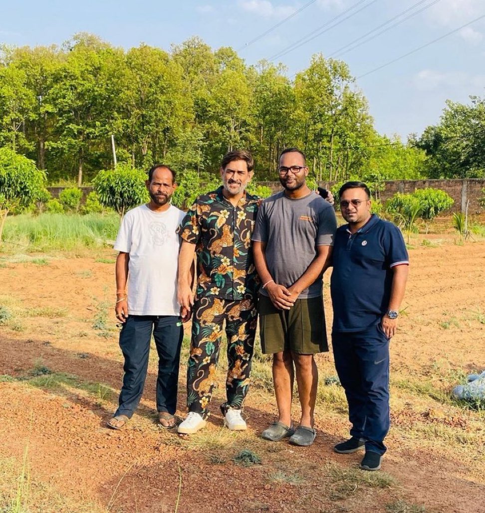 bihar_special's tweet photo. Those who say Dhoni has some serious rift with his brother , need to look at this picture. https://t.co/hWzceAwPKl