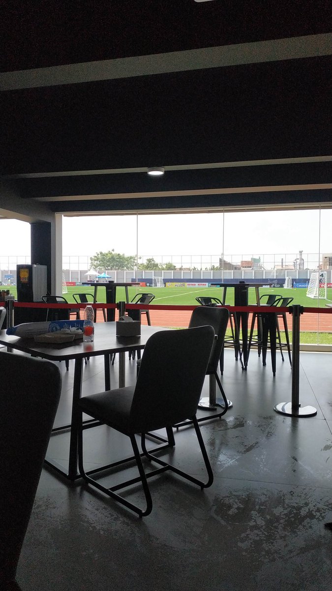 Menengok Super Soccer Arena Kudus. Stadion kecil tapi fasilitas mutakhir. Ada juga cafe yang konsepnya mirip-mirip I Wayan Dipta. Serasa bukan di Kudus