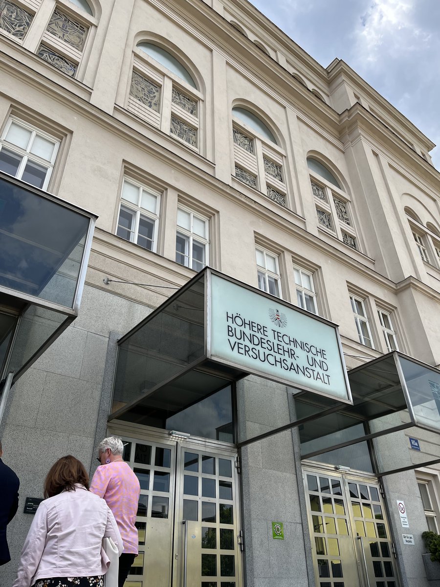 maria_murtomaki's tweet photo. Itävallan ammatilliseen koulutukseen ja koulutusjärjestelmään tutustumista sekä käynti YK:n tiloissa Wienissä ☀️hyvä reissu! ☺️ #ammatillinenkoulutus #osaaminen #verkosto #sajory #koulutusjärjestelmä #UN  #yhdenvertaisuusjatasaarvo #vaasa #vamia https://t.co/CQSDss4XUH
