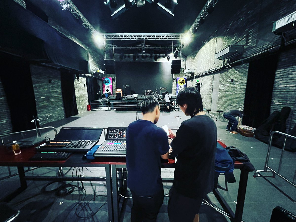 Ready to rehearse at Zhuhai YueFang Livehouse.
#whyoceans #macauband #macaoband #macaumusic #macaomusic #澳門樂隊 #澳門音樂 #postrock #postrockdiscovery #後搖 #indie #portrait #alternativerock #aesthetic #bandphotography #livehouse #zhuhai #珠海樂坊livehouse #rehearsal