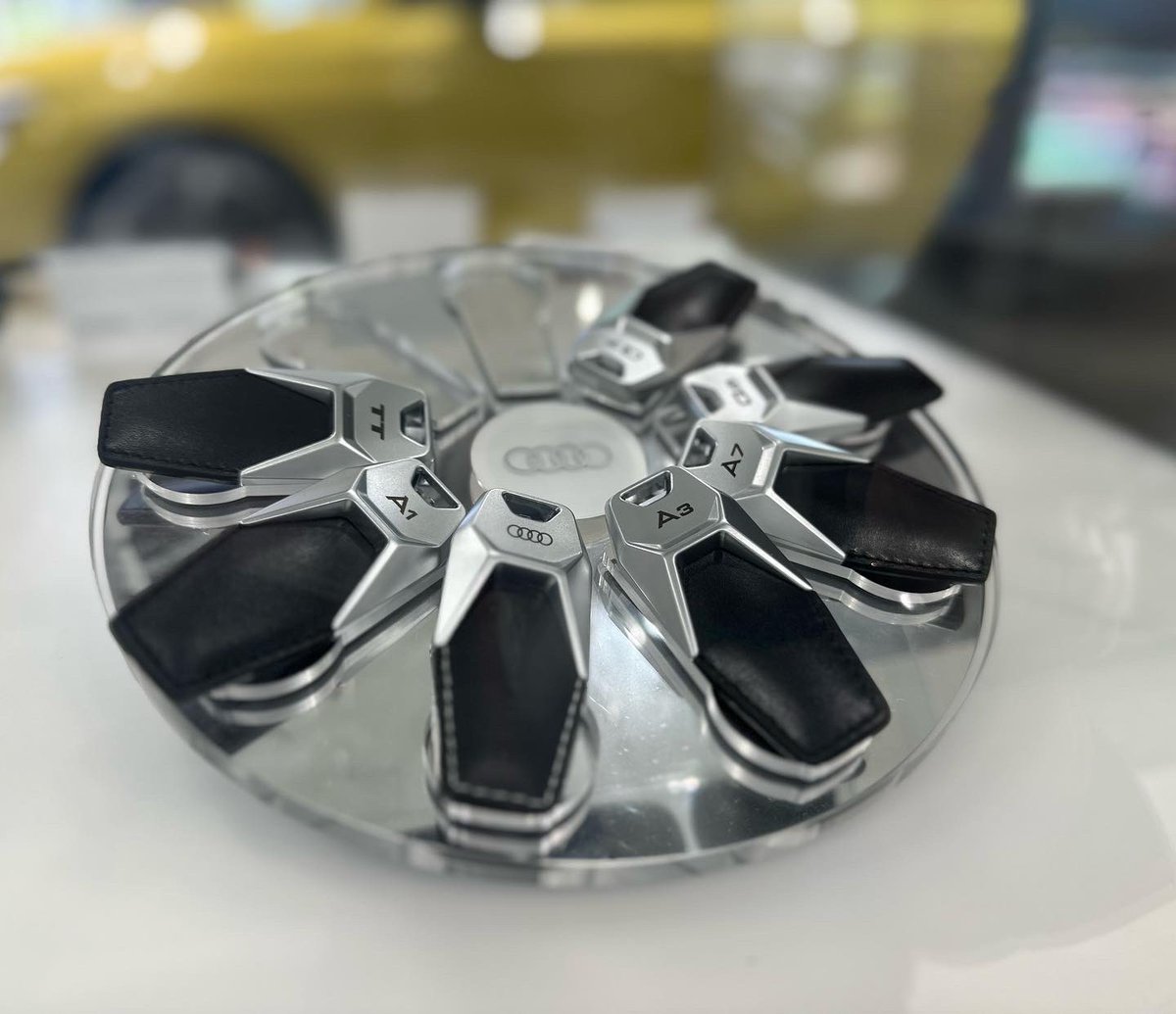 AudiMeguro's tweet photo. 明日は父の日です👔💐
毎日頑張っているお父さんに
「いつもありがとう」
そんな感謝の気持ちを込めて
Audi Collectionを贈るのはいかがでしょうか🎁
ギフトラッピングも承っております。
#audi #audicollection #fathersday
#20230618 #fourrings #quattro #gakugeidaigaku #meguro https://t.co/Y5rWIkvDK8