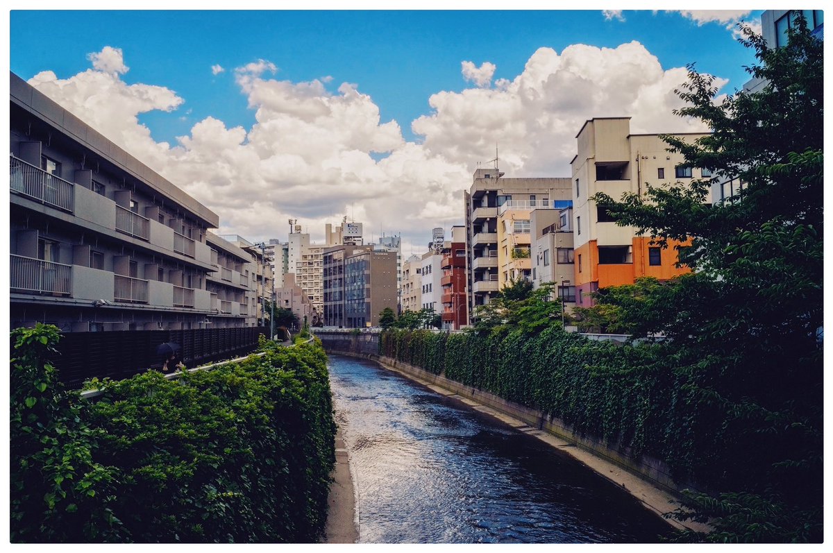 夏の雲が好き。

#夏の雲 #都市風景 #townscape #スナップ #snapshots #leica #leicam11