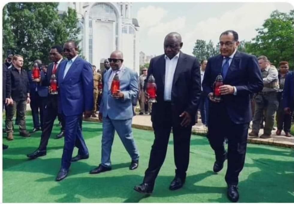 DelphineSankara's tweet photo. 🔴Voilà un @Macky_Sall qui va déposer un bouquet de fleur à #Boucha (Ukraine🇺🇦) en hommage aux victimes de la guerre pendant que lui même est Boucher chez lui au Sénégal🇸🇳
Sa présence dans la délégation Africaine a terni l'image de cette mission de médiation.
N'importe quoi ! https://t.co/WYPSj3Yfr8