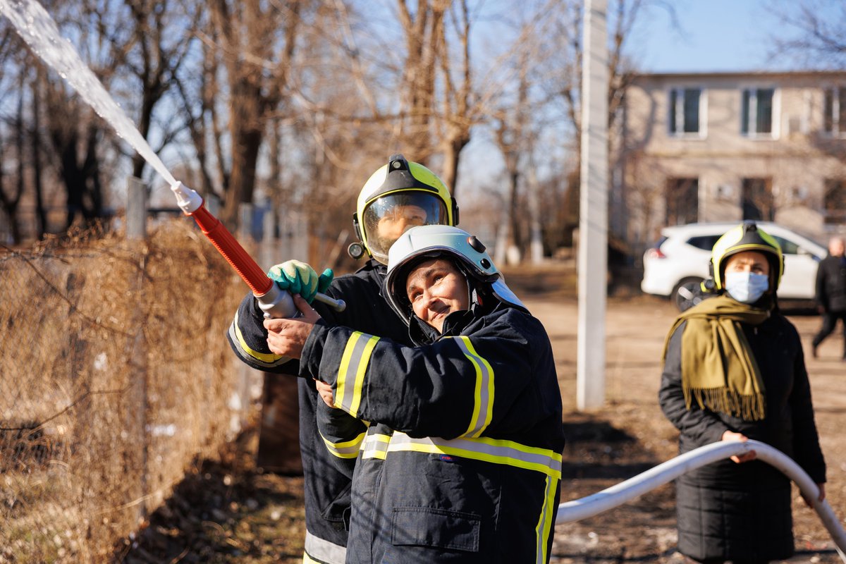 UNDPMoldova's tweet photo. 🚒#Moldova is more and more exposed to #desertification&amp; #droughts, because of #ClimateChange. UNDP &amp; @AustrianDev have supported rural communities in 5 districts to build water storage basins for irrigation &amp; train >170 volunteer firefighters. #WDCDD https://t.co/K4TiI7EvK6