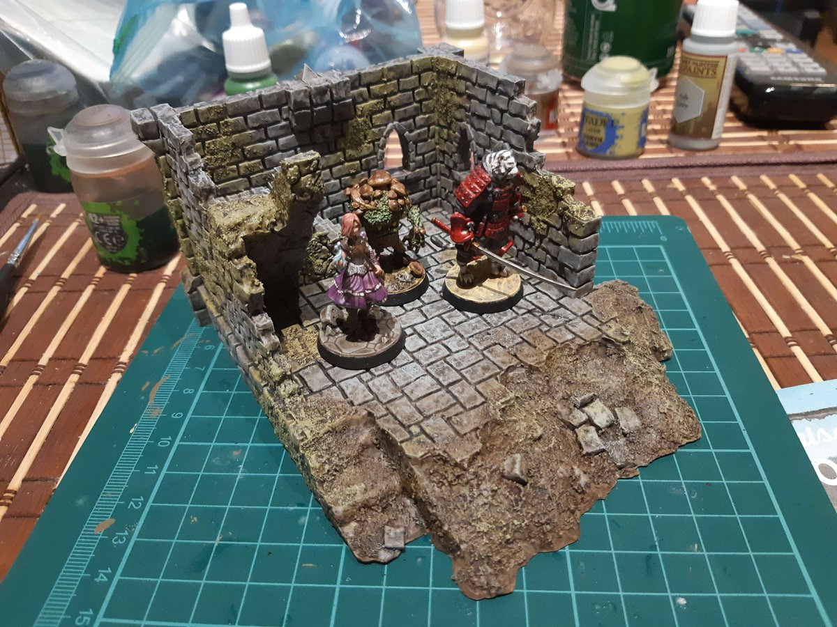OmegaOzone's tweet image. And here's the finished paintjob for my 3D printed ruins! Really happy with how it turned out. Gonna use it as a display piece for the DnD minis I made for my group's campaign 😩👌