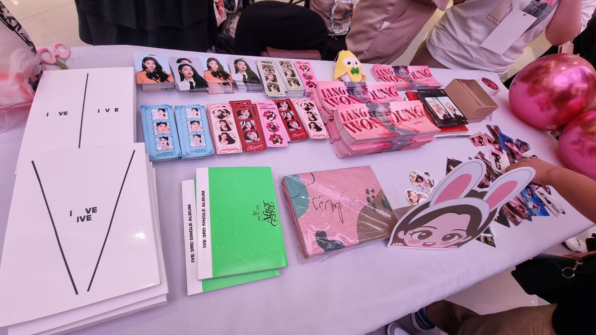 Happening now at the IVE FANHUB at the Gateway 2 Quantum Skyway Activity Center 🤩🤩 <a href="/AranetaCity/">Araneta City</a>

#IVE #아이브 #ThePromQueens #IVEMNL2023