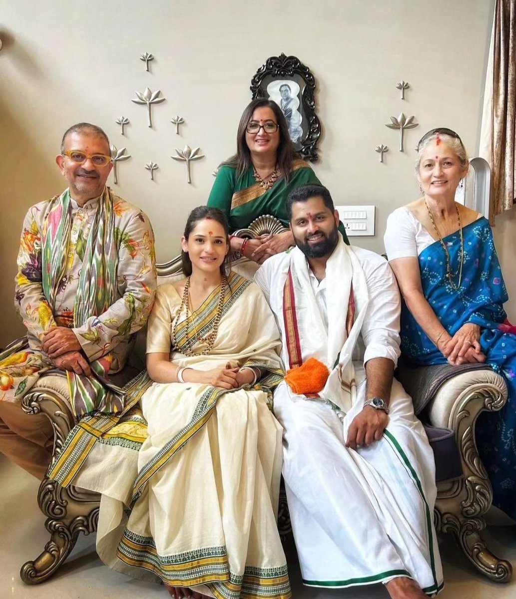 A perfect family picture🤩
@sumalathaA #AbishekAmbareesh #AvivaBidappa

#Sandalwoodfilmsupdate #Kannadafilmindustry #KFI #abishekambareesh