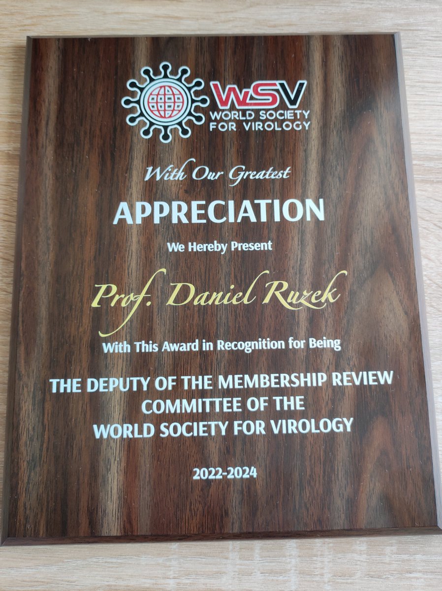 Big thanks to the World Society for Virology for this wonderful plaque! ☺️ @WSVirology