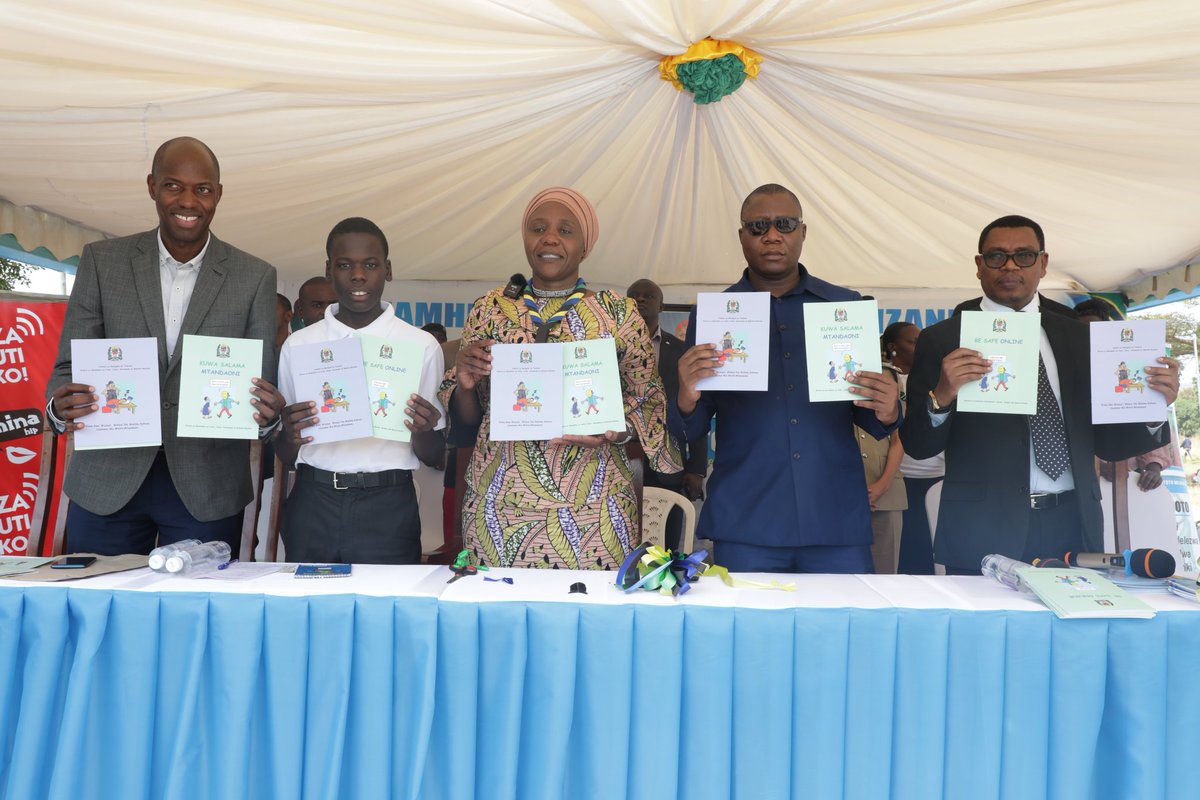 maendeleoyajami's tweet photo. 📍 Dodoma 

"Jamii ina wajibu wa kuhakikisha mitandao ya kijamii inatumika kwa manufaa mazuri, Na naisihi jamii kuacha kusambaza  taarifa zao binafsi kwenye Mitandao" Mwakilishi wa @UNICEFTanzania John George katika Maadhimishoya siku ya Mtoto wa Afrika Juni 16, 2023. https://t.co/vEoAmHhMS4