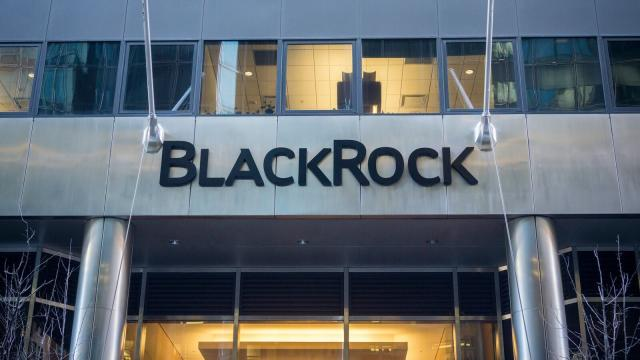 CoinmomoHub's tweet photo. #BlackRock, the world's biggest asset manager, Close to Filing for #Bitcoin #ETF  (exchange traded fund) Application.  

#Crypto #CryptoTwitter #cryptocurrency #CryptocurrencyNews #CryptoUpdate #CryptoNews #cryptotrading #btc https://t.co/PmfWOV8XWA