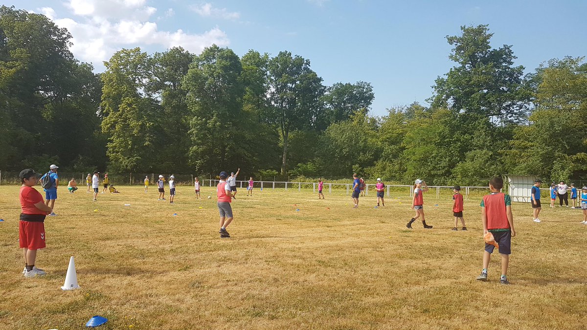 Rencontre futsal en extérieur grâce au partenariat sportif avec la fédération de foot. Belle matinée. Ateliers pour certains et matchs pour les autres.<a href="/55Cpd/">JL DORANGEON CPD EPS 55</a> <a href="/DSDEN55/">DSDEN55</a> @IenBar