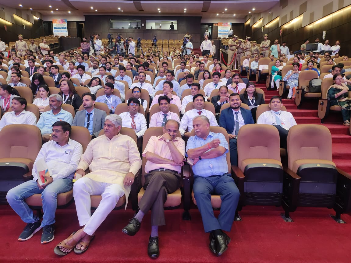 Ddevessh's tweet image. निवेश प्रदेश" 
आज मा. मुख्यमंत्री, श्री योगी आदित्यनाथ जी द्वारा 102 उद्यमी मित्रों को नियुक्ति पत्र वितरण एवं ₹232 करोड़ की प्रोत्साहन राशि का संवितरण किया जाएगा
#udyamimitra #investup @AwasthiAwanishK sir @JaswantSainiBJP sir present at the event.