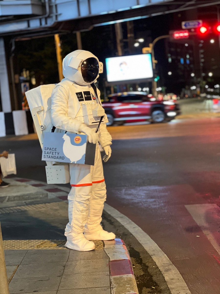 ตอนแรกก่ะ งง ตอนนี้ชอบละ น่ารักดี #นักบินอวกาศหิ้วไก่ไปไหน