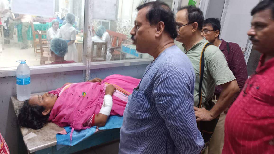 tncpim's tweet image. மேற்குவங்கம்; மேற்கு மிட்னாபூர், பிங்களா மாவட்ட பஞ்சாயத்து வார்டு வேட்பாளர் நசீமா பீவி திரிணாமுல் காங்கிரஸ் குண்டர்களால், போலீஸ் முன்னிலையில் வேட்பு மனு தாக்கல் செய்ய கடைசி நாளில் அவர் மீது இக்கொலைவெறி தாக்குதல் நடத்தப்பட்டது கண்டிக்கத்தக்கது. #WestBengal #TMCTerror