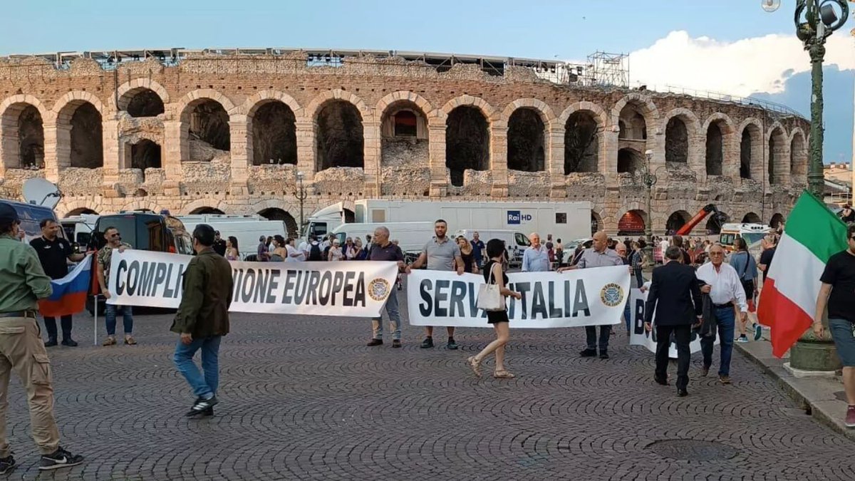 SprinterPress's tweet photo. A protest action was held in Italy against the supply of weapons to Kiev

 Italian activists from the association "Veneto - Russia" and the public committee "Verona for Freedom" held a protest against the supply of Western weapons to Kyiv.

  “We came out ... to say no to the murderous policy of NATO and support Russia,” said association president Palmarino Zoccatelli.