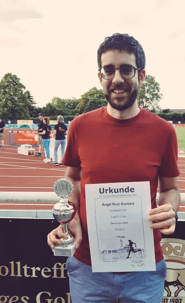 Gestern fand der Fürstenwaldlauf in Ochsenhausen (Oberschwaben) statt. Die freundliche, familiäre Atmosphäre zog mich dorthin. Ich lief nicht meine schnellsten 5K, gewann aber trotzdem in meiner Altersklasse den ersten Pokal meines Lebens. #laufen #BeatYesterday