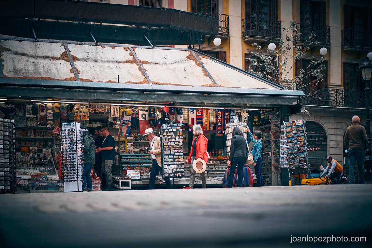 joanlopezphoto's tweet photo. #Souvenirs, #tourism, #newspapers & #magazines
📸 Fujifilm X-T4
📷 Fujinon XF 35mm F2 R WR
⚙️ ISO 160 - f/2.0 - Shutter 1/2000
#barcelona #city #street #streets #streetphotography #streetphotographer #urban #urbanphotography #rambla #rambles #larambla #lesrambles #balconies #kiosk #tourists #photographer #photography #fromstreetswithlove #storyofthestreets #streets_storytelling #street_storytellers #urbanstreetphotogallery #capturestreets #ourstreets #lensculturestreets #streetlife