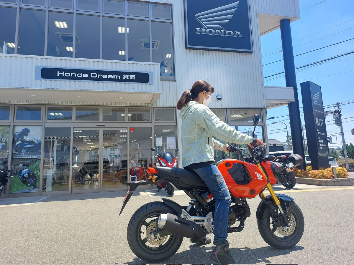 mirairider2022's tweet photo. ついにGROMが納車されました‼️ これで晴れてバイク乗りです😉 ライダーのみなさん、どうぞよろしくお願いします🏍
#バイク乗りとして軽く自己紹介
名前：みらい
性別：女性
身長：163
住み：関西
バイク歴：Honda GROMゲイエティーレッド 2023年式
一言：いつか北海道ツーリングに行きたいです🤗 https://t.co/nkOteimzmX