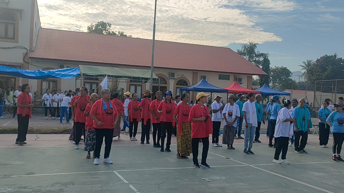embacubatimor1's tweet photo. El 17/06/2023 se realizó el III Festival de Caimán a Caimán en🇹🇱 , en saludo al 95 Aniv. del Natalicio del Che, al frente de la marcha la embajadora de🇨🇺 @AlinaAldama, colaboradores cubanos, cuerpo diplomático y pueblo timorense.
#CubaCoopera
#BMCTimorLeste
#SEJD
#UNRC
#UNTL https://t.co/7f4x3UU8sW