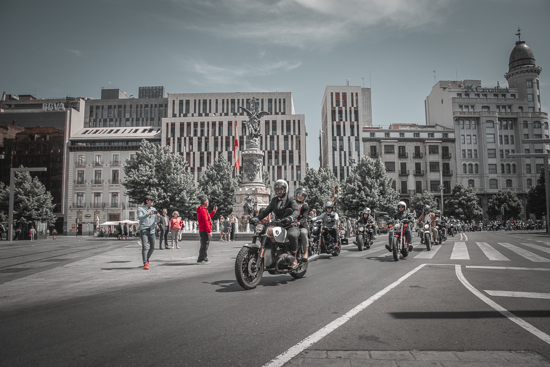 The Distinguished Gentleman's Ride is quite the attraction when it moves through a city, just like when this stylish caravan moved through Zaragoza. 

🌎 Zaragoza, Spain
📸 David.C_fotografia