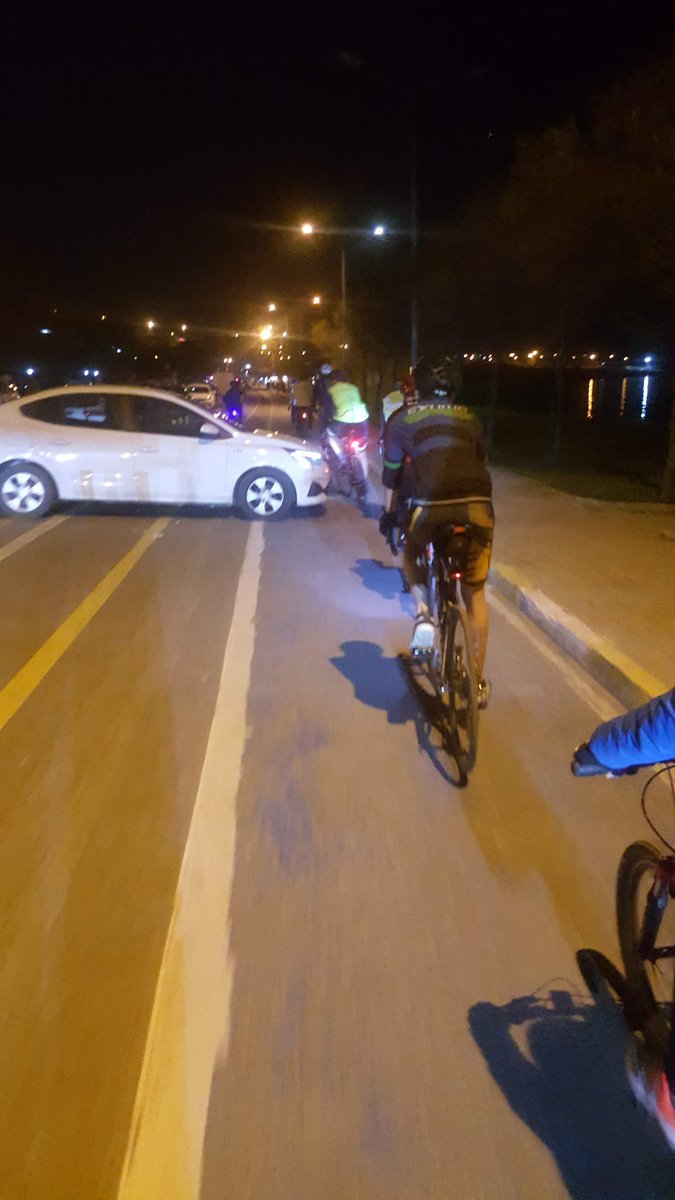 cavuseva79's tweet photo. @mmuratcalik Gürpınar sahildeki bisiklet yolunu ana yoldan ayıran bariyerler eksildikce bu araçlar yolu işgal ediyor ve siz 4 yıldır bu duruma bir cozum bulamadınız bence 2024 seçimlerinde siz dusunun https://t.co/EN9VrM5xHJ