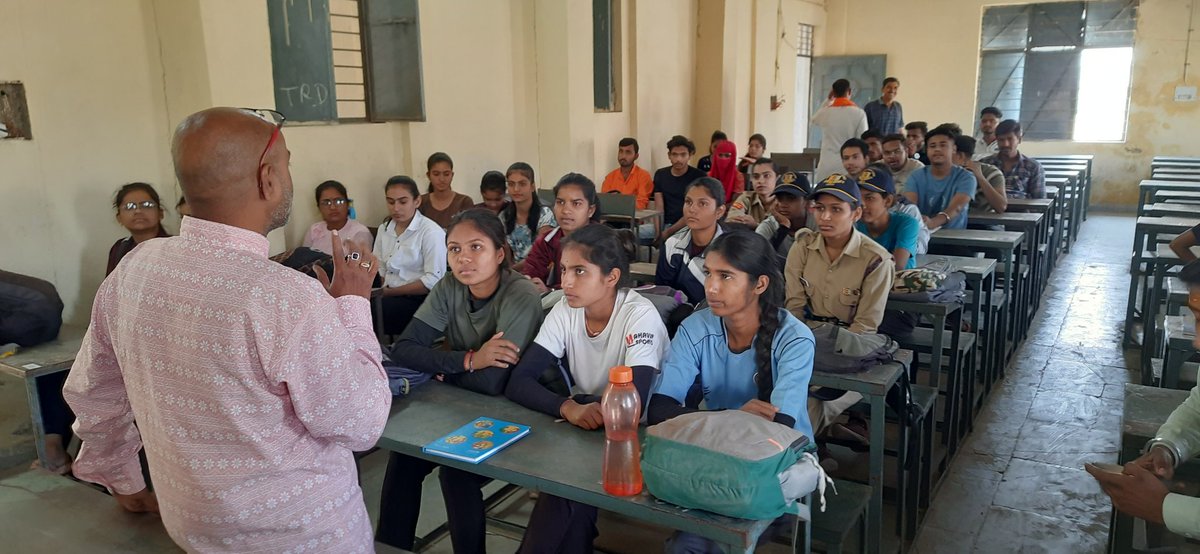 RiteshShrotriy2's tweet photo. A meeting was held with AWW, ANM, ASHA workers along with NCC and NSS cadets and village sarpanch and other villagers under Immunization Week in Government College of Block Badnagar and village Sunderabad. #wardimunizationweek #UNICEF https://t.co/PM1QsqPrDz