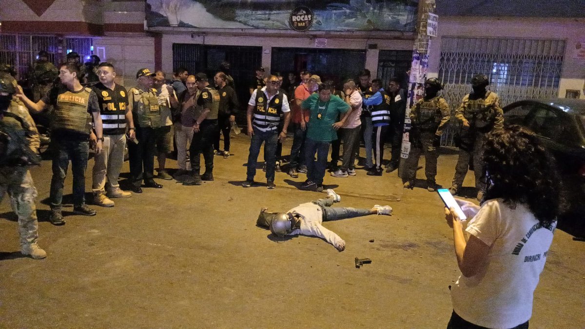 RedNoticiasNort's tweet photo. GENERAL PNP "MALDITO CRISS TERMINARON SUS DÍAS ABATIDO"
El general PNP Jorge Angulo indicó que 'Maldito Cris' portaba cuatro armas de fuego cuando fue abatido por la Policía Nacional. Cuatro agentes resultaron heridos de bala durante el enfrentamiento y se encuentran estables https://t.co/yqLEqMOOdi