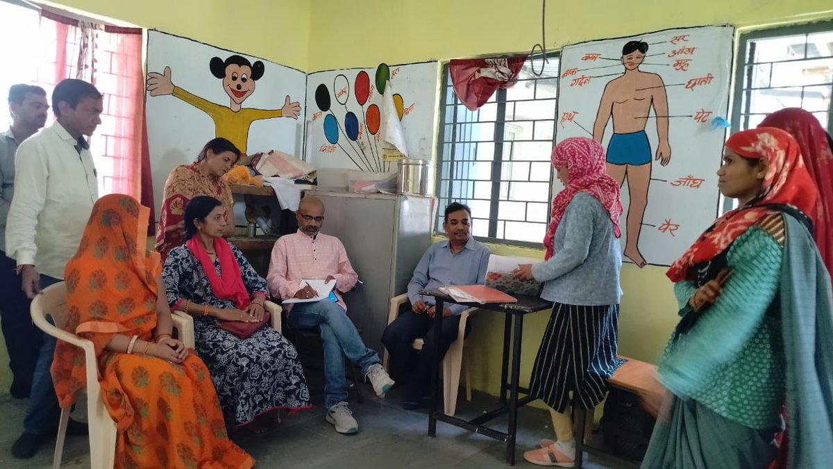 RiteshShrotriy2's tweet photo. A meeting was held with AWW, ANM, ASHA workers along with NCC and NSS cadets and village sarpanch and other villagers under Immunization Week in Government College of Block Badnagar and village Sunderabad. #wardimunizationweek #UNICEF https://t.co/PM1QsqPrDz