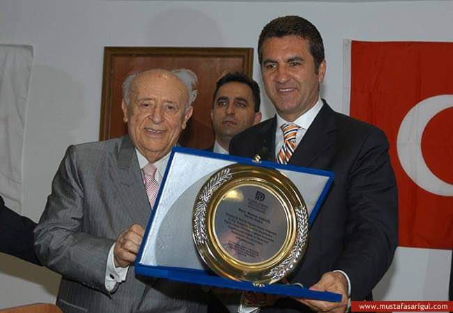 "Demokrasiye inananlar seçim sandığına küsmez" diyen 9. Cumhurbaşkanımız Süleyman Demirel’i vefatının 8. yıl dönümünde saygı minnet ve rahmetle anıyorum.