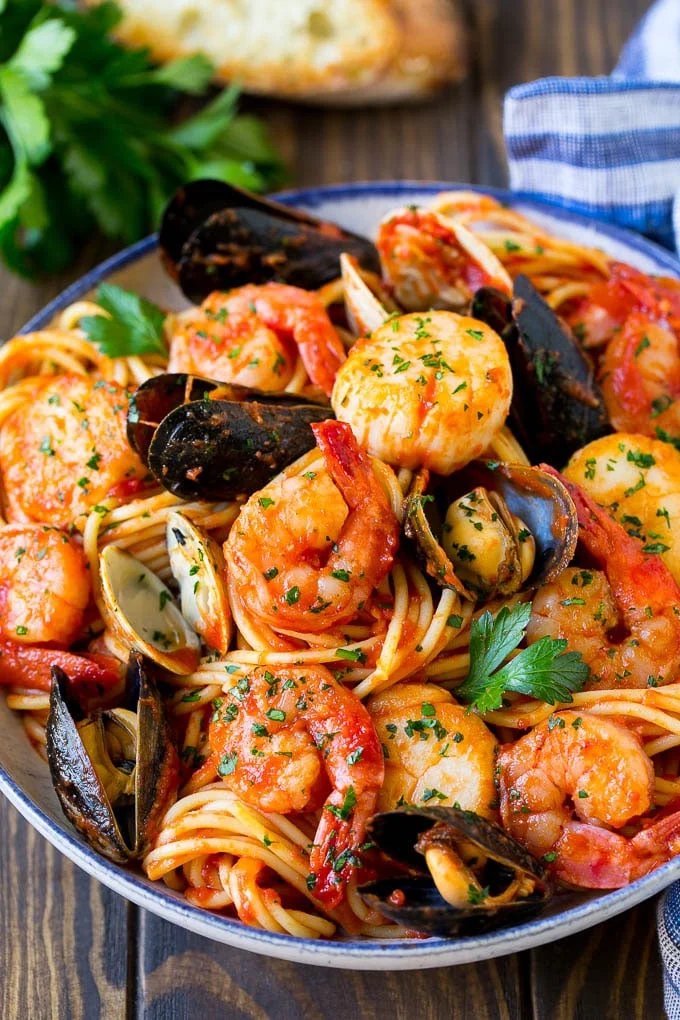 Seafood Pasta Recipe
dinneratthezoo.com/seafood-pasta-…