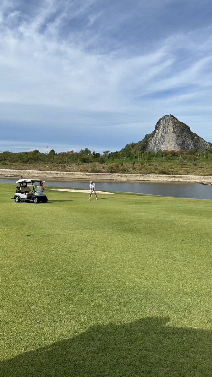 Estheticowner's tweet photo. ブリブリな街パタヤのゴルフ場からこんばんは👍
パタヤはバンコクより空気が綺麗やから良き😁☀️
#タイ
#パタヤ
#ゴルフ
#cheeChan https://t.co/39KfTbyp0e