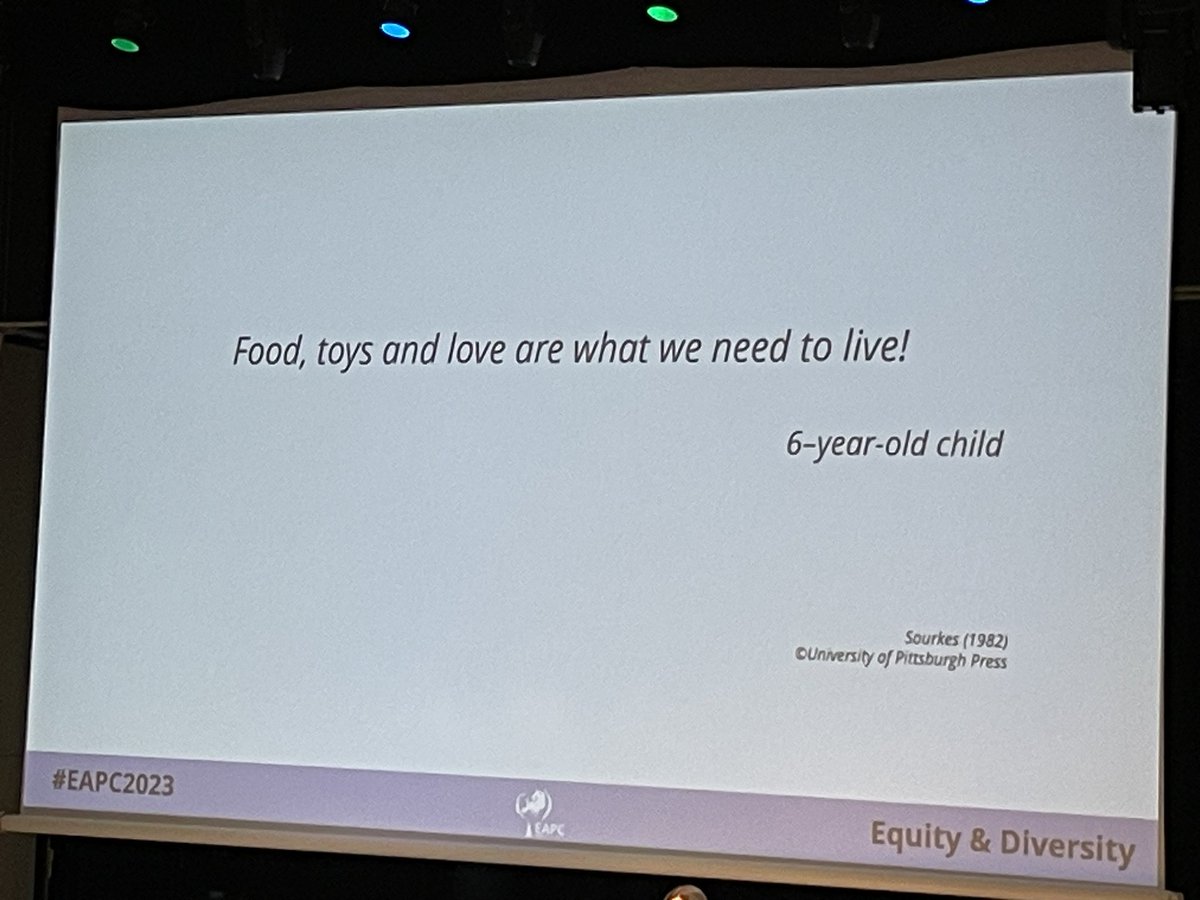 “Comida, juguetes y amor es lo que necesitamos para vivir”. 

*Palabras de un niño de seis años recibiendo cuidados paliativos, hablando sobre sus necesidades. #EAPC2023