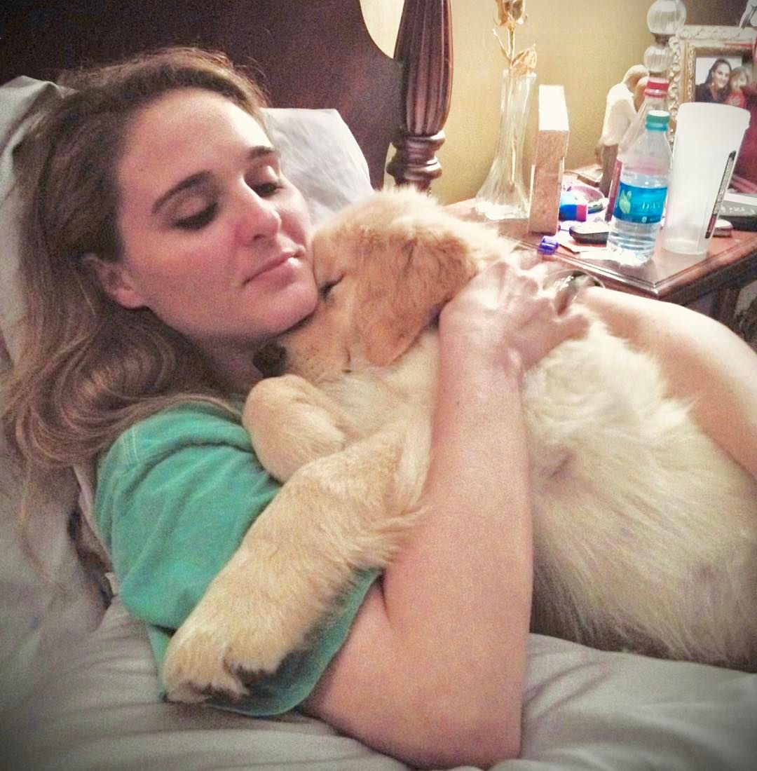 A young Food Monger with her Mama
#dogsoftwitter #Goldenretrievers #goldenretrieverpuppy #goldenretrieverlover #goldenretriever #dogs