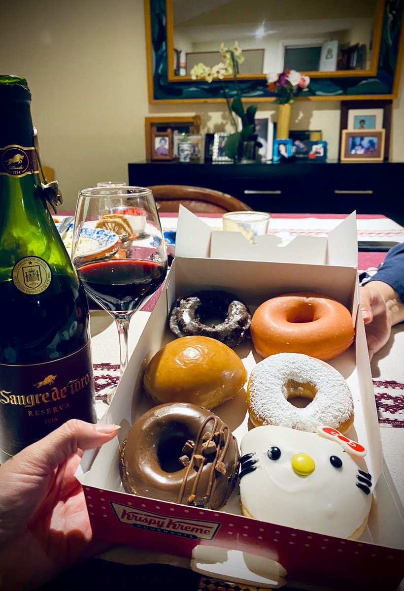 melebana's tweet photo. Hace tiempo no bebía un Rioja y estoy en las nubes. Siento que puedo conceder milagros, volar y resolver una ecuación de 3er grado por Cardano sin titubear. #ImAGoddess

Por cierto, nuevo maridaje perfecto descubierto: donas con tinto 🍷 🍩 mientras hablamos de Newton y Leibniz https://t.co/ndVpjM4m3z