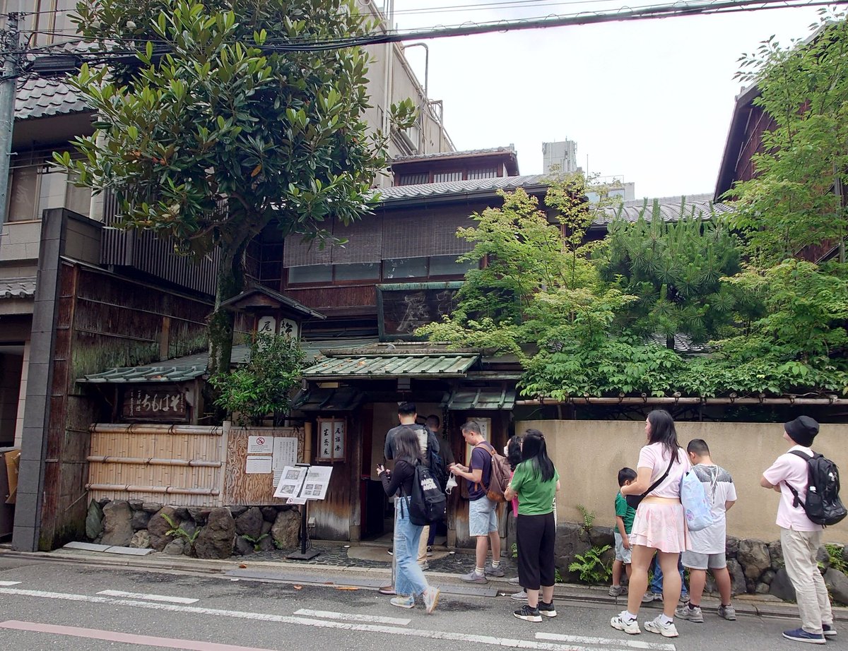 元々は菓子屋だったので今も蕎麦餅っておまんじゅうを作ってるので買って食った。お上品なおまんじゅうでこちらも美味です。