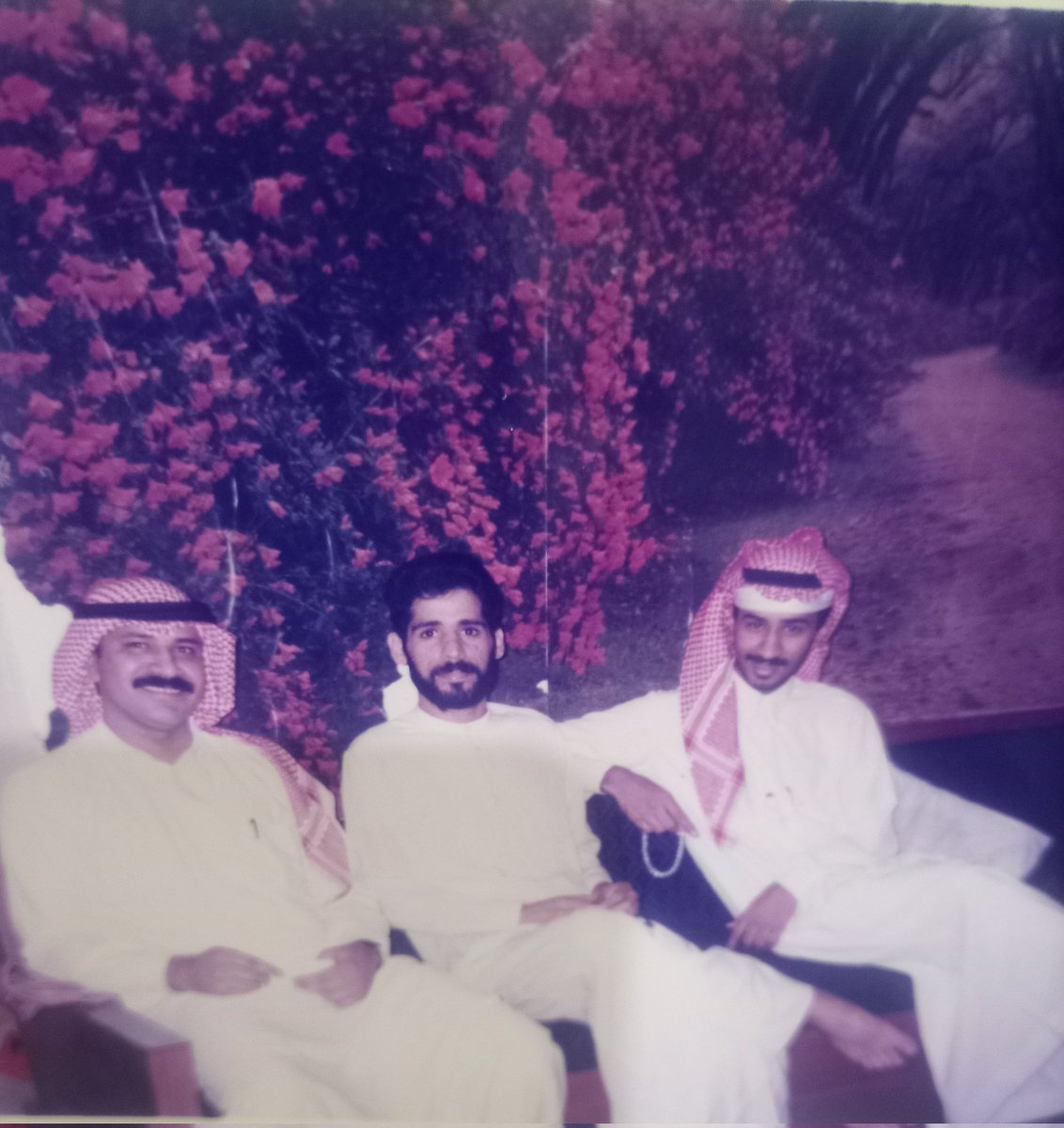 من أجمل الذكريات أن تتذكر اصدقاء عشت معهم فتره قصيره من الزمن ولن تنساهم الاخوان العزيزان أيمن بخش ومصطفى بخش عام 1996
يسعد صباحهم بكل خير 🌹